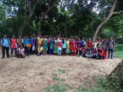 Group photo of students at excursion